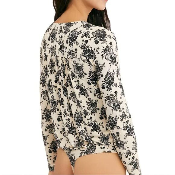 Free People ✦ Floral Print Deep V Bodysuit ✦ Long Sleeve Stretchy Size L NWT - Picture 3 of 14